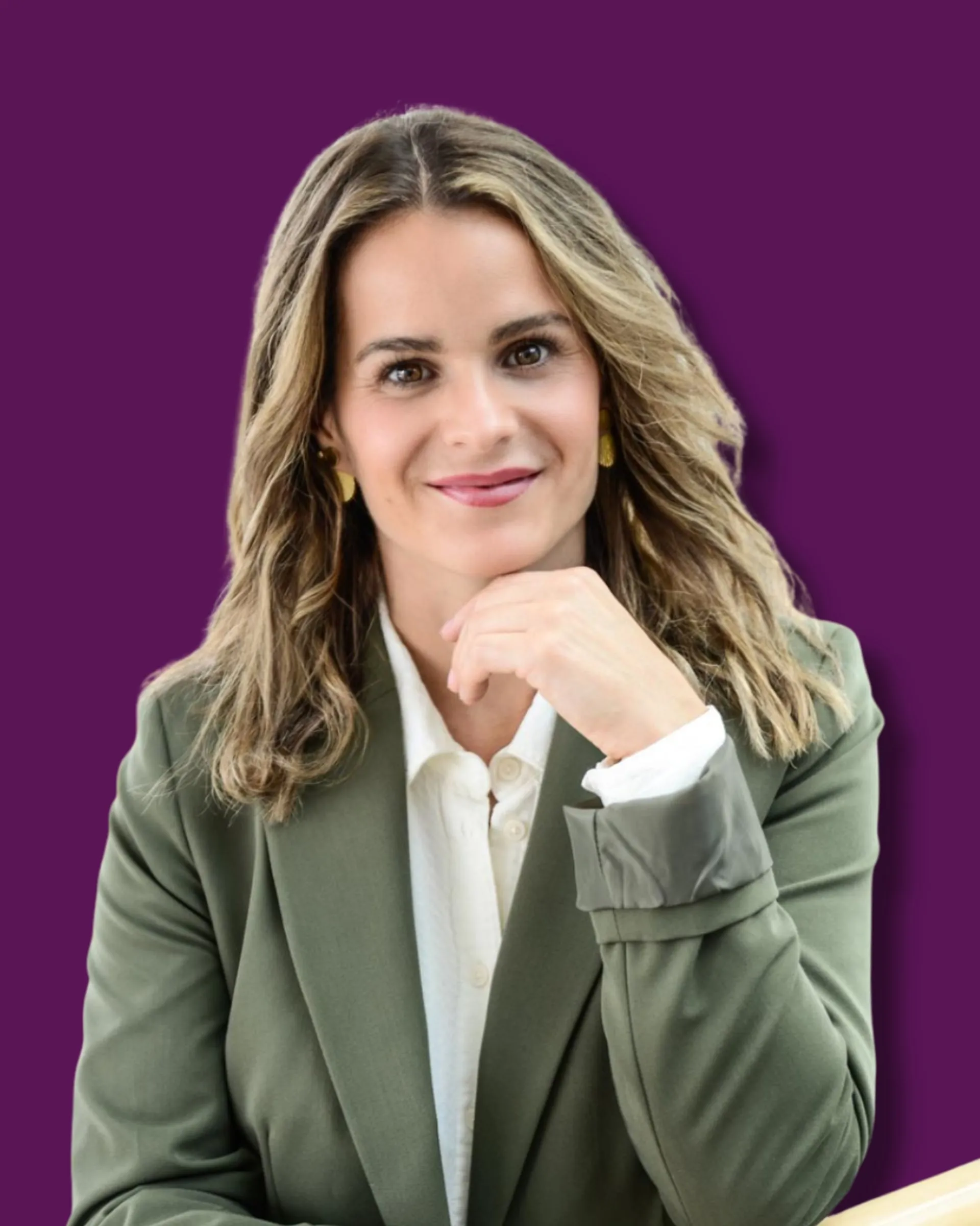 Porträt von Silvy Segger vor einem violetten Hintergrund.